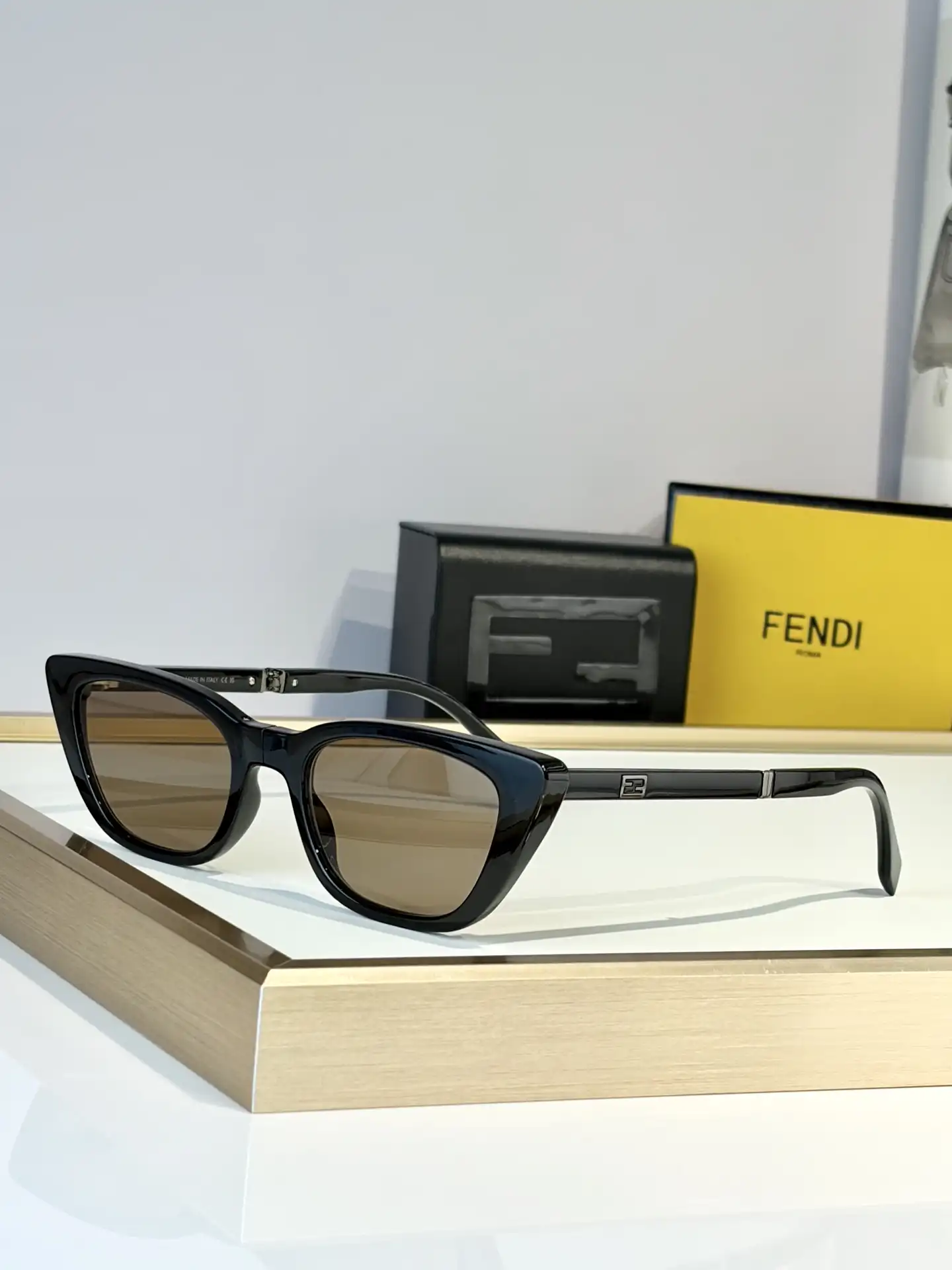 FENDIMOD：FE40089ISize: 53 mouthed 19-