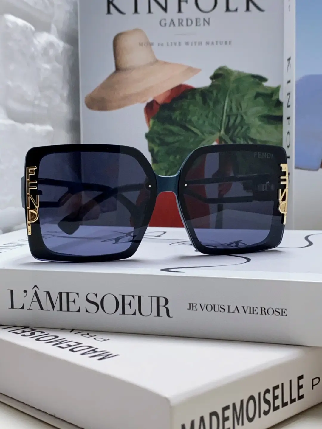 Fendi's new fashionable and elegant sunglasses for women create a steady posture, and are well received
