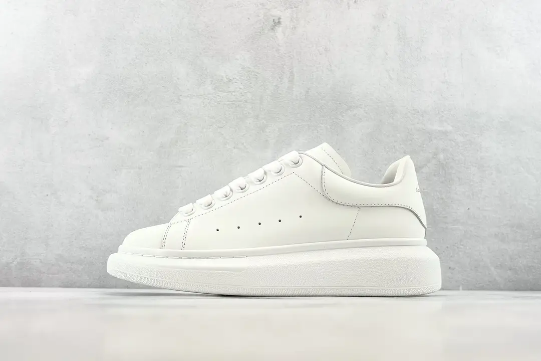 Alexander McQueen is all white
Size：3