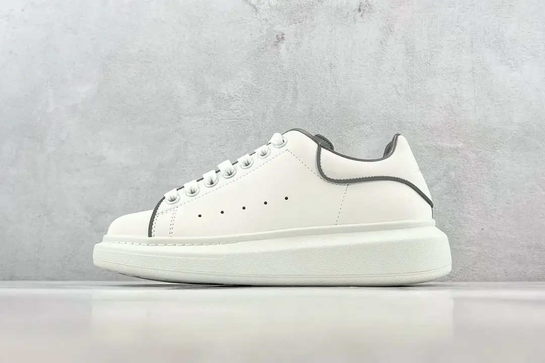 Alexander McQueen Reflective Silver Tail
Size