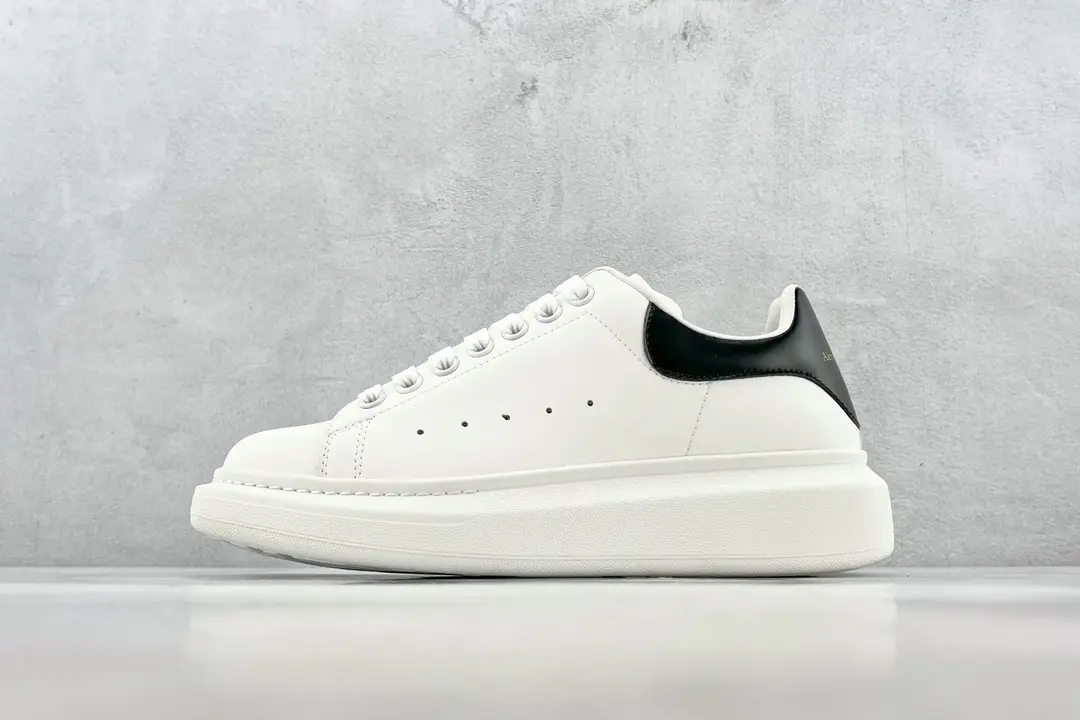 Alexander McQueen Black Leather Tail
Size：