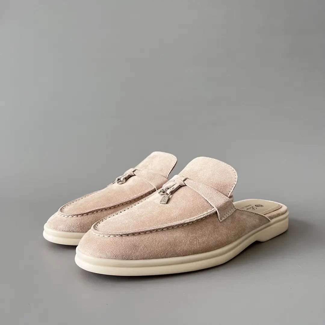 Loro Piana has a round head and a low cut, semi sandy color.
Code: 46