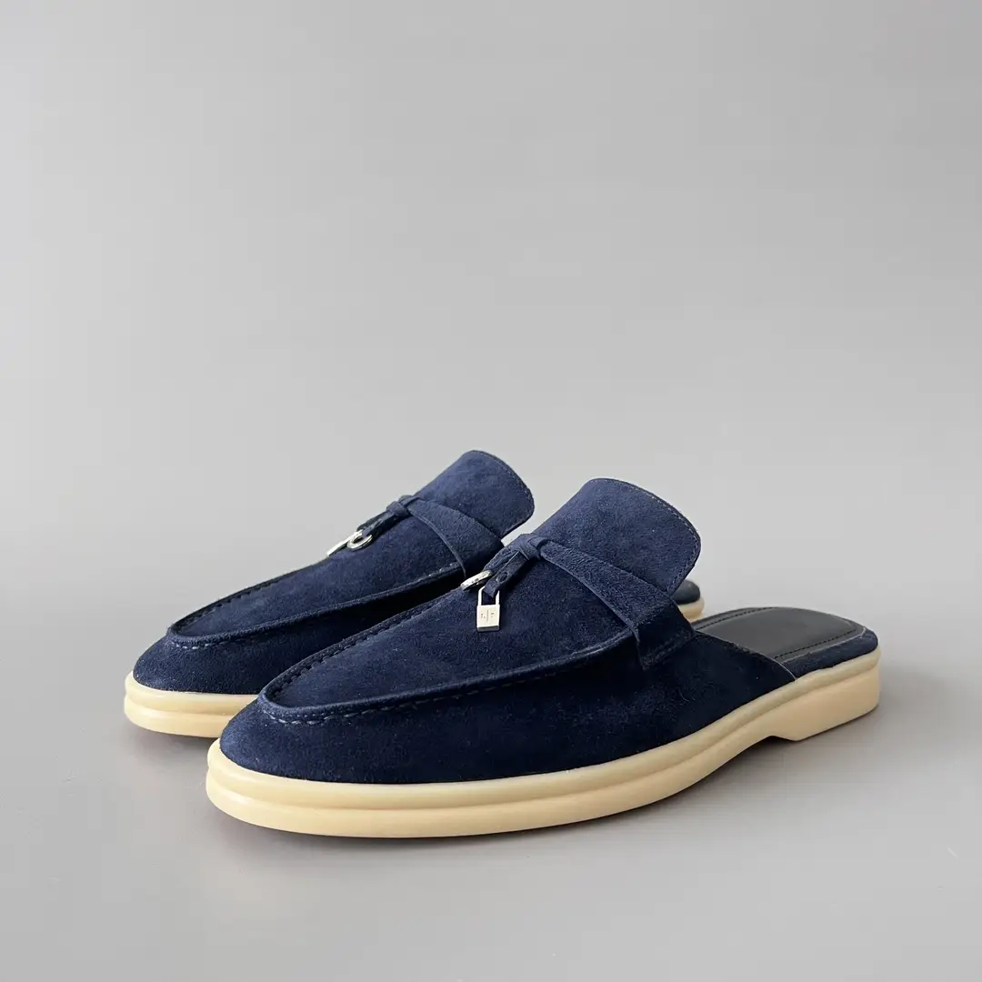 Loro Piana has a round head and a low cut, half dragged deep blue color.
Code: 4
