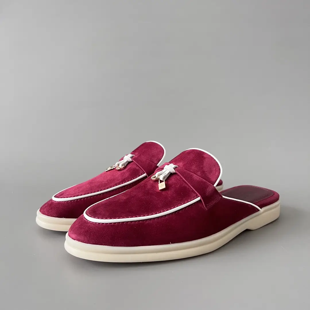 Loro Piana has a round head and a low cut, half dragged wine red color.
Code: 4