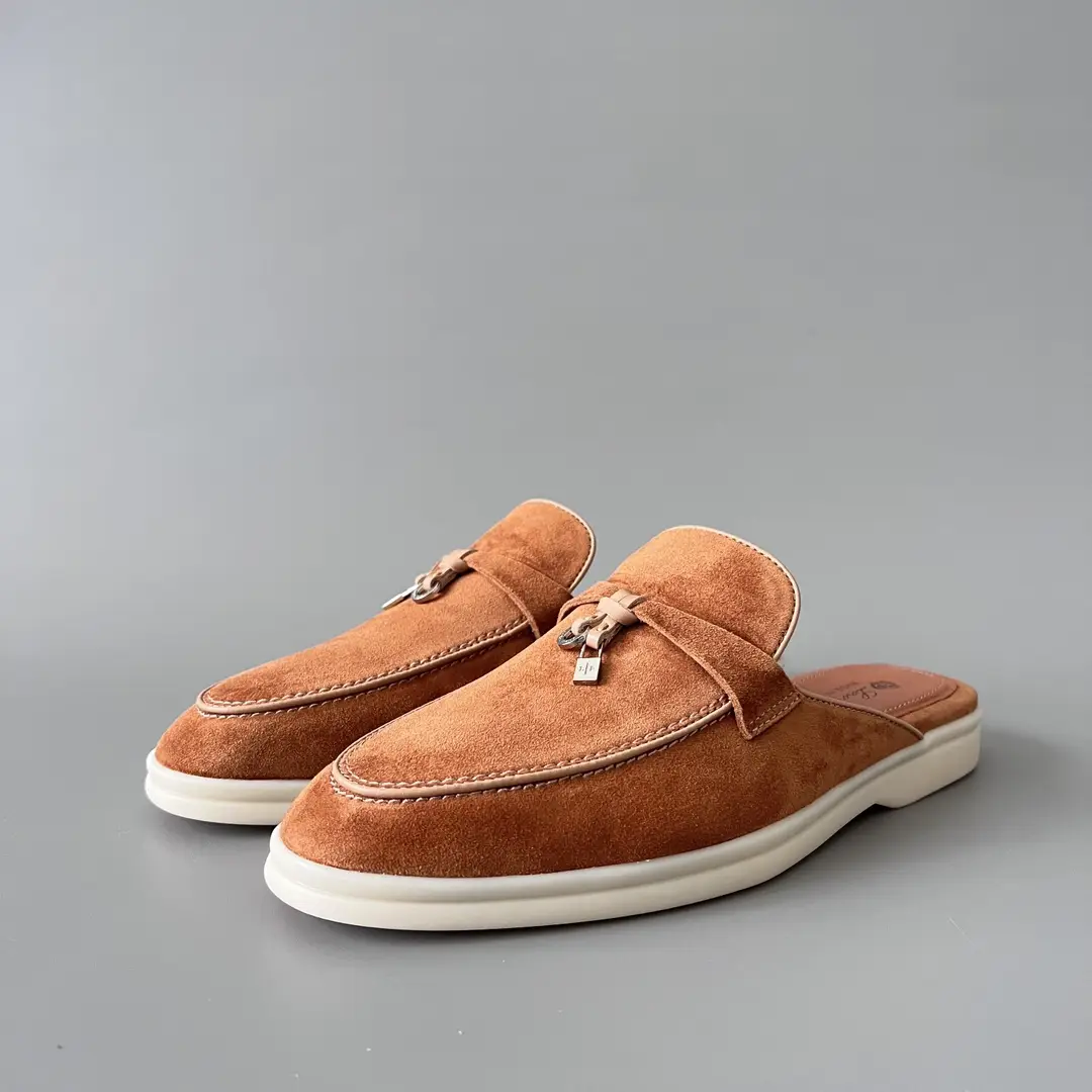 Loro Piana has a round head and a low cut, half dragging brown color.
Code: 46