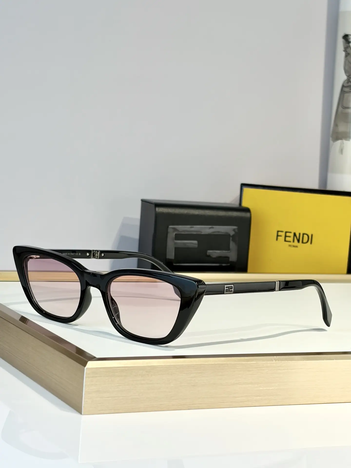 FENDI
MOD：FE40089I
Size: 53 mouthed 19-