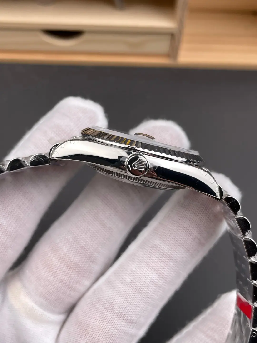 o_1jei0dnk71u3s85rb3713tc1j9u3.webp