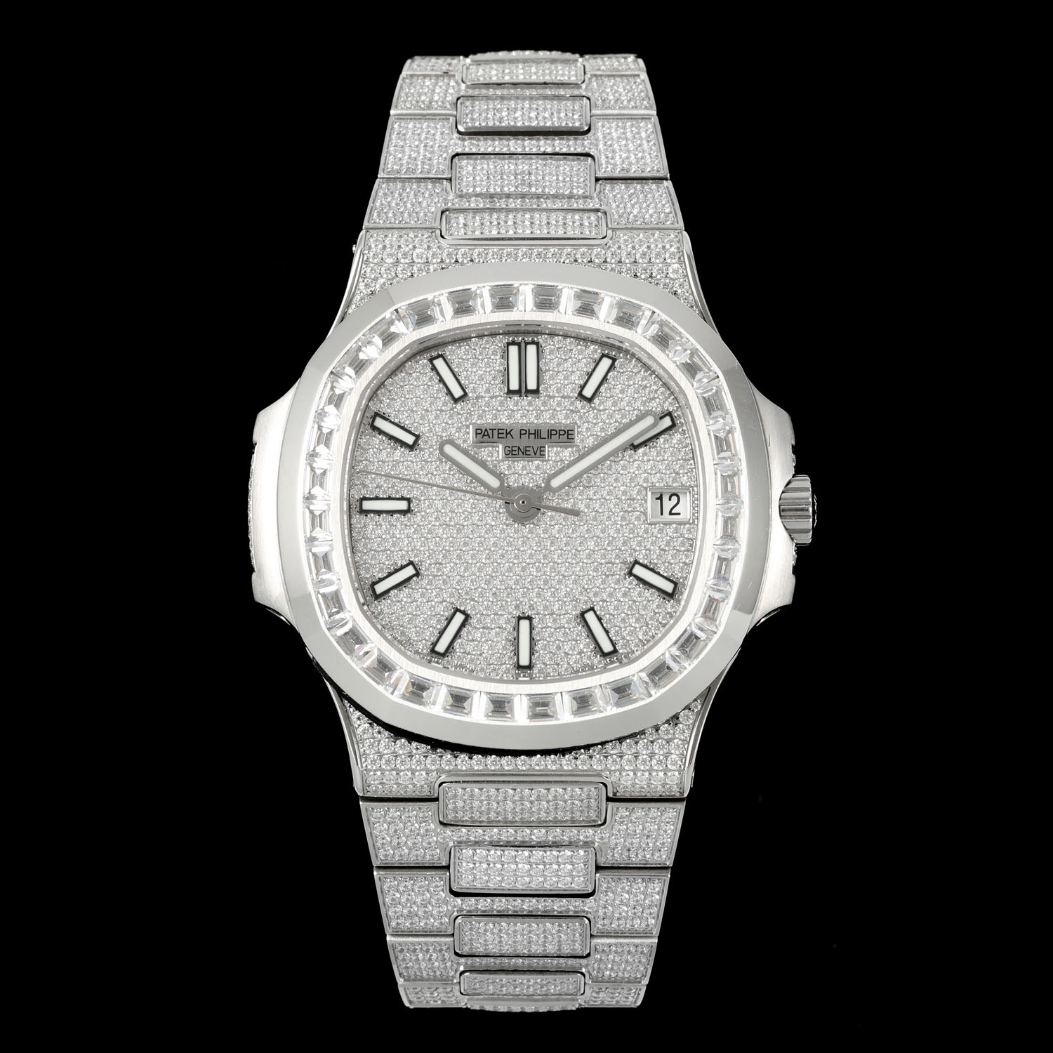 出品 2600
AMG 百达翡丽 PP BD1 满天星 满钻
【 PATEK PHILIPPE 】最新大镶钻圈口，PP百达Nautilus 5711 白金鹦鹉螺系列腕表。全新升级版本 双排大钻圈口，品牌举世闻名超凡珠宝满天星完美结合，这款豪华百达翡丽腕表独特及富有魅力设计，是展现完美工艺的升华之作，是成功人士身份的象征。
1⃣️腕表:定制9015改324 自动一体上链机械机芯，中心大秒针！
2⃣️表盘:密镶钻，18k白金施洛华钻
3⃣️表双面:拥有蓝宝石水晶透盖。
4⃣️直径40×11.5MM！
5⃣️表链:顶级工艺镶嵌，令腕表更添耀眼光彩，这项工艺需要将大小各异的钻镶嵌并固定到位，尽可能隐匿每颗钻之前的贵金属痕迹。
AMG..2024精品之作 欢迎各位表友品鉴！S1精致推荐男士机械腕表