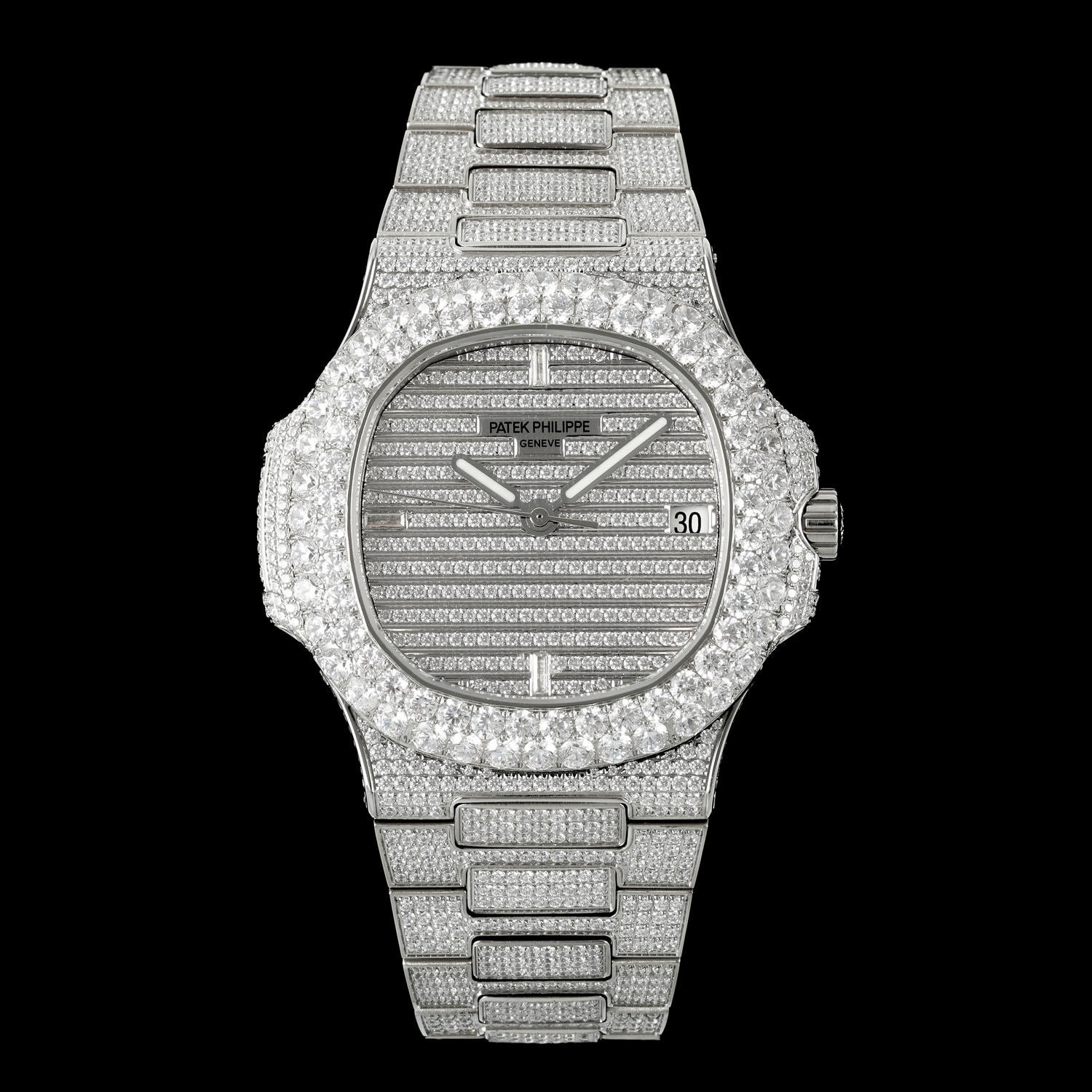 出品 2600
AMG 百达翡丽 PP BD1 满天星 满钻
【 PATEK PHILIPPE 】最新大镶钻圈口，PP百达Nautilus 5711 白金鹦鹉螺系列腕表。全新升级版本 双排大钻圈口，品牌举世闻名超凡珠宝满天星完美结合，这款豪华百达翡丽腕表独特及富有魅力设计，是展现完美工艺的升华之作，是成功人士身份的象征。
1⃣️腕表:定制9015改324 自动一体上链机械机芯，中心大秒针！
2⃣️表盘:密镶钻，18k白金施洛华钻
3⃣️表双面:拥有蓝宝石水晶透盖。
4⃣️直径40×11.5MM！
5⃣️表链:顶级工艺镶嵌，令腕表更添耀眼光彩，这项工艺需要将大小各异的钻镶嵌并固定到位，尽可能隐匿每颗钻之前的贵金属痕迹。
AMG..2024精品之作 欢迎各位表友品鉴！S1精致推荐男士机械腕表