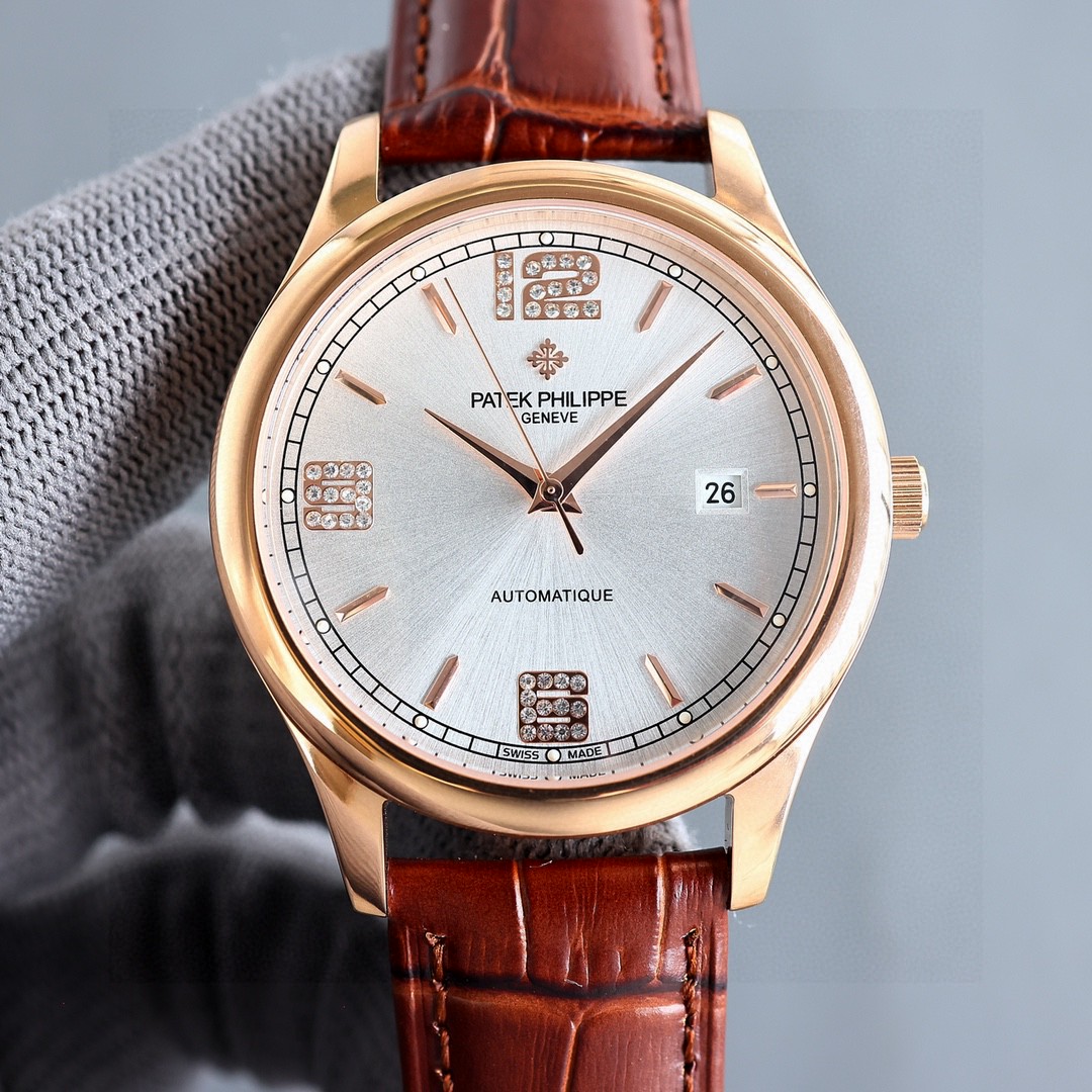 白750 金800
【Tw最新力作热门款】 百达翡丽 PATEKPHILIPPE 字面上数字采用钻石设计，最高版本高级自动腕表！男士腕表➡简单不失大气  40mm表径，316精钢表壳，搭载原装全新进口8215全自动机械機芯（零返修），耐磨抗刮蓝宝石玻璃，表带采用进口意大利小牛皮，原装品质针扣，具备超强防水功能 复古风格，恒久魅力，高档奢华，绅士必备