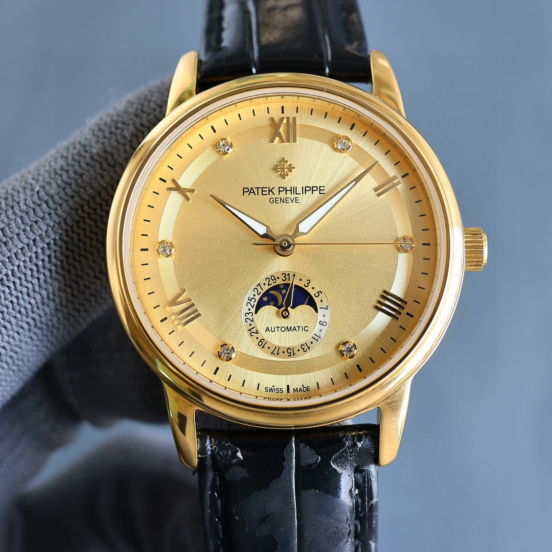 白1100金1150
【再次升级】2025百达翡丽Patek Philippe男士腕表．腕表月相系列,秉持了百达翡丽的一贯传统，更唯美的结合了6字位日历与被表友热捧的日月星相，无论是经典隽永的表盘设计，还是以精钢或玫瑰金雕凿的炫酷多边线条都不例外。更采用了瑞士ETA2824一6机芯 ，功能6字位日历大月相，表径40。蓝宝石玻璃。意大利小牛皮。原装针扣。