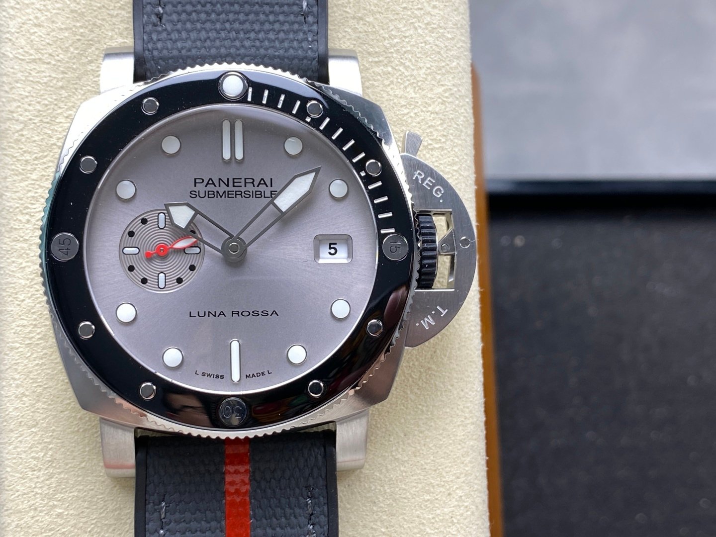 Panerai Submersible QuarantaQuattro Luna Rossa Grey Dial PAM01681