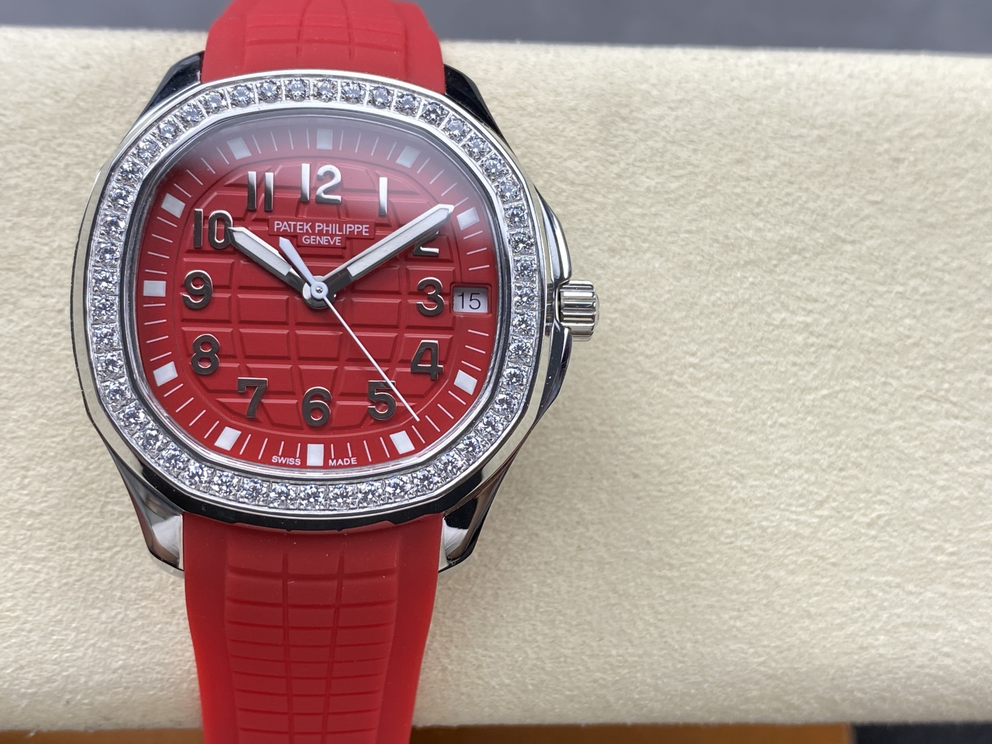 GR工厂 推出38mm 百达翡丽 手雷 AQUANAUT系列机械腕表，5167A/5168G/5167R系列腕表——独家开发定制百达翡丽PATEK PHILIPPE.进口9015改324SC机芯，升级改善市场版本的不足，机芯功能储蓄长达55小时左右。品质极其稳定，产品以手雷形状大胆的设计，展现腕间时计的动感时尚魅力，也彰显了男士向往远方的探索精神，又不失典雅精致，凸显百达翡丽运动腕表的气质。
【表壳】
1.表壳依旧保留圆润的八角形外观，采用904精钢材质打造而成，经抛光润饰，更显精美华丽的设计风格，材质坚固耐用，直径38mm，厚度为8.9毫米。
2.平面部分均与正品一致经抛光处理，侧边采用磨砂处理，表圈平面部分饰有垂直缎纹，在保证色泽靓丽的同时，也兼顾耐磨特性。
3.表壳与表耳一体成型，线条流畅，贴合手腕。
4.表冠同样采用精钢材质打造而成，旋入式设计保证腕表防水性能，防滑纹理样式设计保证腕表可以精准校时，保证每一只腕表都做到百分百防水测试。
【表带/表扣】
胶带均采用与正品一致的天然“Tropical”复合橡胶材质，防水表带尽显复合材质的优势：佩戴舒适，极其耐磨擦、耐磨损、耐海水腐蚀且抗紫外线辐射。
2.完美克隆Aquanaut经典式折叠式表扣，即使在非常细小的拐角处上也做有倒角润饰，确保还原正品般的舒适感。
【表盘/指针】
表盘及指针均采用正品一致的夜光效果，表盘以地球网络状灵感设计，底部浮雕图案，层次分明，均与正品一致观感。
2.表盘刻度均与正品一致采用立体阿拉伯数字时标，每个立体时标刻度是纯手工制作而成，时标和指针上都涂了正品一致Superluminova夜光涂层，即使在黑暗中也可以轻松读取时间。
3.日历窗口每一只腕表做到水平正位，不出现偏斜遮挡。
【机芯】
机芯采用独家升级定制的百达翡丽Cal.进口9015改324SC机芯，质量超级稳定，动力储时长达55小时左右，基本做到零故障的保障。
2.机芯夹板的倒角采用瑞士工艺打磨同样无可挑剔。
4.机芯全部精雕刻字，清晰不磨损，纹理做到极致。
GR匠工精神，专注品质！