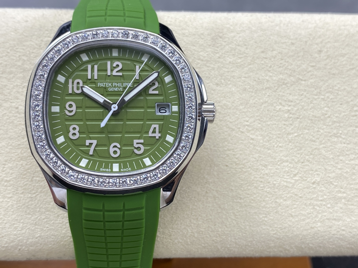 GR工厂 推出38mm 百达翡丽 手雷 AQUANAUT系列机械腕表，5167A/5168G/5167R系列腕表——独家开发定制百达翡丽PATEK PHILIPPE.进口9015改324SC机芯，升级改善市场版本的不足，机芯功能储蓄长达55小时左右。品质极其稳定，产品以手雷形状大胆的设计，展现腕间时计的动感时尚魅力，也彰显了男士向往远方的探索精神，又不失典雅精致，凸显百达翡丽运动腕表的气质。
【表壳】
1.表壳依旧保留圆润的八角形外观，采用904精钢材质打造而成，经抛光润饰，更显精美华丽的设计风格，材质坚固耐用，直径38mm，厚度为8.9毫米。
2.平面部分均与正品一致经抛光处理，侧边采用磨砂处理，表圈平面部分饰有垂直缎纹，在保证色泽靓丽的同时，也兼顾耐磨特性。
3.表壳与表耳一体成型，线条流畅，贴合手腕。
4.表冠同样采用精钢材质打造而成，旋入式设计保证腕表防水性能，防滑纹理样式设计保证腕表可以精准校时，保证每一只腕表都做到百分百防水测试。
【表带/表扣】
胶带均采用与正品一致的天然“Tropical”复合橡胶材质，防水表带尽显复合材质的优势：佩戴舒适，极其耐磨擦、耐磨损、耐海水腐蚀且抗紫外线辐射。
2.完美克隆Aquanaut经典式折叠式表扣，即使在非常细小的拐角处上也做有倒角润饰，确保还原正品般的舒适感。
【表盘/指针】
表盘及指针均采用正品一致的夜光效果，表盘以地球网络状灵感设计，底部浮雕图案，层次分明，均与正品一致观感。
2.表盘刻度均与正品一致采用立体阿拉伯数字时标，每个立体时标刻度是纯手工制作而成，时标和指针上都涂了正品一致Superluminova夜光涂层，即使在黑暗中也可以轻松读取时间。
3.日历窗口每一只腕表做到水平正位，不出现偏斜遮挡。
【机芯】
机芯采用独家升级定制的百达翡丽Cal.进口9015改324SC机芯，质量超级稳定，动力储时长达55小时左右，基本做到零故障的保障。
2.机芯夹板的倒角采用瑞士工艺打磨同样无可挑剔。
4.机芯全部精雕刻字，清晰不磨损，纹理做到极致。
GR匠工精神，专注品质！