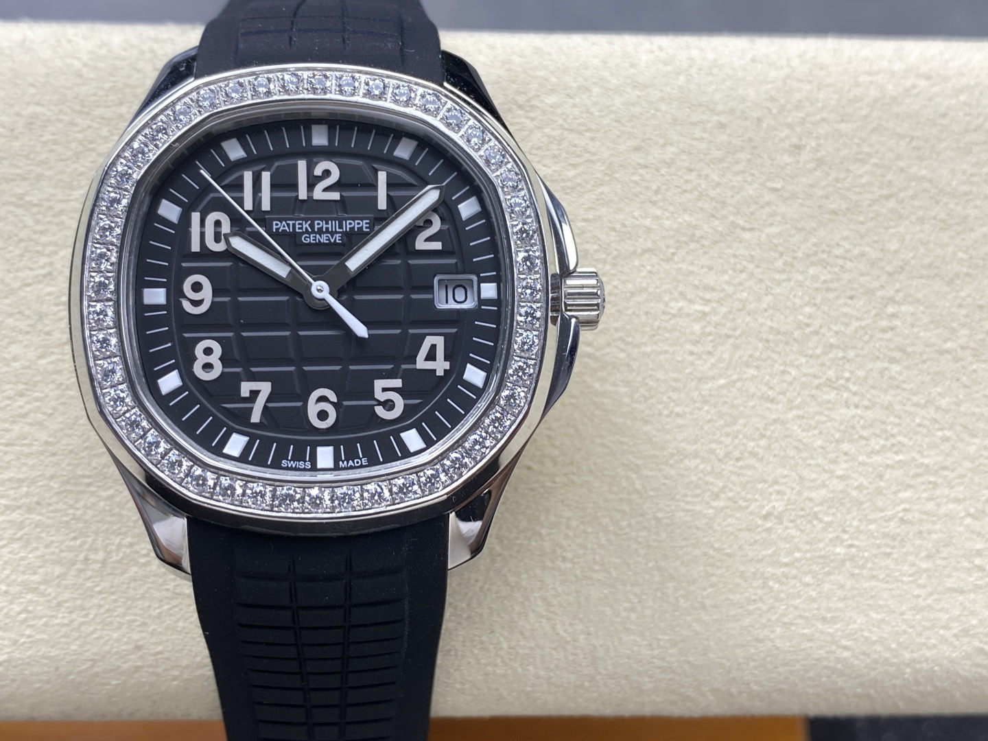 GR工厂 推出38mm 百达翡丽 手雷 AQUANAUT系列机械腕表，5167A/5168G/5167R系列腕表——独家开发定制百达翡丽PATEK PHILIPPE.进口9015改324SC机芯，升级改善市场版本的不足，机芯功能储蓄长达55小时左右。品质极其稳定，产品以手雷形状大胆的设计，展现腕间时计的动感时尚魅力，也彰显了男士向往远方的探索精神，又不失典雅精致，凸显百达翡丽运动腕表的气质。
【表壳】
1.表壳依旧保留圆润的八角形外观，采用904精钢材质打造而成，经抛光润饰，更显精美华丽的设计风格，材质坚固耐用，直径38mm，厚度为8.9毫米。
2.平面部分均与正品一致经抛光处理，侧边采用磨砂处理，表圈平面部分饰有垂直缎纹，在保证色泽靓丽的同时，也兼顾耐磨特性。
3.表壳与表耳一体成型，线条流畅，贴合手腕。
4.表冠同样采用精钢材质打造而成，旋入式设计保证腕表防水性能，防滑纹理样式设计保证腕表可以精准校时，保证每一只腕表都做到百分百防水测试。
【表带/表扣】
胶带均采用与正品一致的天然“Tropical”复合橡胶材质，防水表带尽显复合材质的优势：佩戴舒适，极其耐磨擦、耐磨损、耐海水腐蚀且抗紫外线辐射。
2.完美克隆Aquanaut经典式折叠式表扣，即使在非常细小的拐角处上也做有倒角润饰，确保还原正品般的舒适感。
【表盘/指针】
表盘及指针均采用正品一致的夜光效果，表盘以地球网络状灵感设计，底部浮雕图案，层次分明，均与正品一致观感。
2.表盘刻度均与正品一致采用立体阿拉伯数字时标，每个立体时标刻度是纯手工制作而成，时标和指针上都涂了正品一致Superluminova夜光涂层，即使在黑暗中也可以轻松读取时间。
3.日历窗口每一只腕表做到水平正位，不出现偏斜遮挡。
【机芯】
机芯采用独家升级定制的百达翡丽Cal.进口9015改324SC机芯，质量超级稳定，动力储时长达55小时左右，基本做到零故障的保障。
2.机芯夹板的倒角采用瑞士工艺打磨同样无可挑剔。
4.机芯全部精雕刻字，清晰不磨损，纹理做到极致。
GR匠工精神，专注品质！