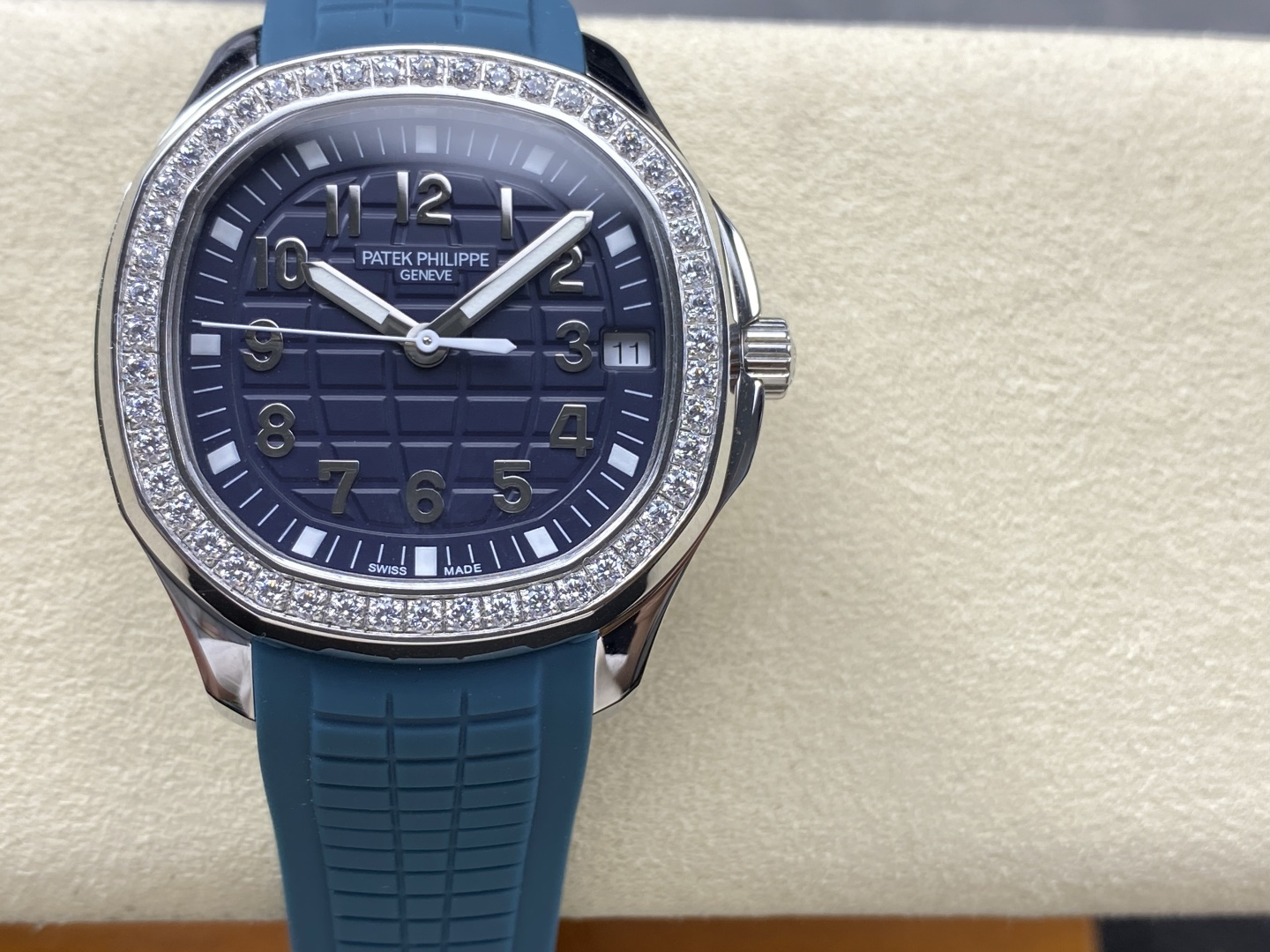 GR工厂 推出38mm 百达翡丽 手雷 AQUANAUT系列机械腕表，5167A/5168G/5167R系列腕表——独家开发定制百达翡丽PATEK PHILIPPE.进口9015改324SC机芯，升级改善市场版本的不足，机芯功能储蓄长达55小时左右。品质极其稳定，产品以手雷形状大胆的设计，展现腕间时计的动感时尚魅力，也彰显了男士向往远方的探索精神，又不失典雅精致，凸显百达翡丽运动腕表的气质。
【表壳】
1.表壳依旧保留圆润的八角形外观，采用904精钢材质打造而成，经抛光润饰，更显精美华丽的设计风格，材质坚固耐用，直径38mm，厚度为8.9毫米。
2.平面部分均与正品一致经抛光处理，侧边采用磨砂处理，表圈平面部分饰有垂直缎纹，在保证色泽靓丽的同时，也兼顾耐磨特性。
3.表壳与表耳一体成型，线条流畅，贴合手腕。
4.表冠同样采用精钢材质打造而成，旋入式设计保证腕表防水性能，防滑纹理样式设计保证腕表可以精准校时，保证每一只腕表都做到百分百防水测试。
【表带/表扣】
胶带均采用与正品一致的天然“Tropical”复合橡胶材质，防水表带尽显复合材质的优势：佩戴舒适，极其耐磨擦、耐磨损、耐海水腐蚀且抗紫外线辐射。
2.完美克隆Aquanaut经典式折叠式表扣，即使在非常细小的拐角处上也做有倒角润饰，确保还原正品般的舒适感。
【表盘/指针】
表盘及指针均采用正品一致的夜光效果，表盘以地球网络状灵感设计，底部浮雕图案，层次分明，均与正品一致观感。
2.表盘刻度均与正品一致采用立体阿拉伯数字时标，每个立体时标刻度是纯手工制作而成，时标和指针上都涂了正品一致Superluminova夜光涂层，即使在黑暗中也可以轻松读取时间。
3.日历窗口每一只腕表做到水平正位，不出现偏斜遮挡。
【机芯】
机芯采用独家升级定制的百达翡丽Cal.进口9015改324SC机芯，质量超级稳定，动力储时长达55小时左右，基本做到零故障的保障。
2.机芯夹板的倒角采用瑞士工艺打磨同样无可挑剔。
4.机芯全部精雕刻字，清晰不磨损，纹理做到极致。
GR匠工精神，专注品质！