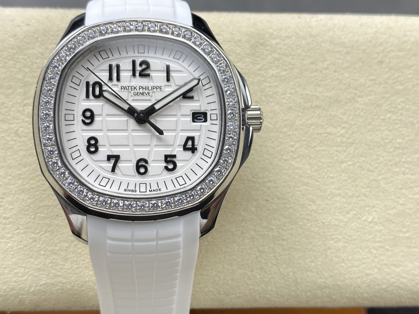 GR工厂 推出38mm 百达翡丽 手雷 AQUANAUT系列机械腕表，5167A/5168G/5167R系列腕表——独家开发定制百达翡丽PATEK PHILIPPE.进口9015改324SC机芯，升级改善市场版本的不足，机芯功能储蓄长达55小时左右。品质极其稳定，产品以手雷形状大胆的设计，展现腕间时计的动感时尚魅力，也彰显了男士向往远方的探索精神，又不失典雅精致，凸显百达翡丽运动腕表的气质。
【表壳】
1.表壳依旧保留圆润的八角形外观，采用904精钢材质打造而成，经抛光润饰，更显精美华丽的设计风格，材质坚固耐用，直径38mm，厚度为8.9毫米。
2.平面部分均与正品一致经抛光处理，侧边采用磨砂处理，表圈平面部分饰有垂直缎纹，在保证色泽靓丽的同时，也兼顾耐磨特性。
3.表壳与表耳一体成型，线条流畅，贴合手腕。
4.表冠同样采用精钢材质打造而成，旋入式设计保证腕表防水性能，防滑纹理样式设计保证腕表可以精准校时，保证每一只腕表都做到百分百防水测试。
【表带/表扣】
胶带均采用与正品一致的天然“Tropical”复合橡胶材质，防水表带尽显复合材质的优势：佩戴舒适，极其耐磨擦、耐磨损、耐海水腐蚀且抗紫外线辐射。
2.完美克隆Aquanaut经典式折叠式表扣，即使在非常细小的拐角处上也做有倒角润饰，确保还原正品般的舒适感。
【表盘/指针】
表盘及指针均采用正品一致的夜光效果，表盘以地球网络状灵感设计，底部浮雕图案，层次分明，均与正品一致观感。
2.表盘刻度均与正品一致采用立体阿拉伯数字时标，每个立体时标刻度是纯手工制作而成，时标和指针上都涂了正品一致Superluminova夜光涂层，即使在黑暗中也可以轻松读取时间。
3.日历窗口每一只腕表做到水平正位，不出现偏斜遮挡。
【机芯】
机芯采用独家升级定制的百达翡丽Cal.进口9015改324SC机芯，质量超级稳定，动力储时长达55小时左右，基本做到零故障的保障。
2.机芯夹板的倒角采用瑞士工艺打磨同样无可挑剔。
4.机芯全部精雕刻字，清晰不磨损，纹理做到极致。
GR匠工精神，专注品质！
