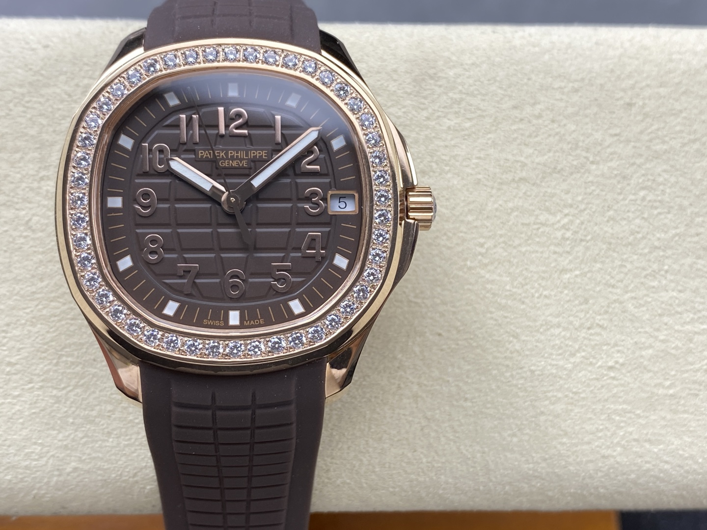 GR工厂 推出38mm 百达翡丽 手雷 AQUANAUT系列机械腕表，5167A/5168G/5167R系列腕表——独家开发定制百达翡丽PATEK PHILIPPE.进口9015改324SC机芯，升级改善市场版本的不足，机芯功能储蓄长达55小时左右。品质极其稳定，产品以手雷形状大胆的设计，展现腕间时计的动感时尚魅力，也彰显了男士向往远方的探索精神，又不失典雅精致，凸显百达翡丽运动腕表的气质。
【表壳】
1.表壳依旧保留圆润的八角形外观，采用904精钢材质打造而成，经抛光润饰，更显精美华丽的设计风格，材质坚固耐用，直径38mm，厚度为8.9毫米。
2.平面部分均与正品一致经抛光处理，侧边采用磨砂处理，表圈平面部分饰有垂直缎纹，在保证色泽靓丽的同时，也兼顾耐磨特性。
3.表壳与表耳一体成型，线条流畅，贴合手腕。
4.表冠同样采用精钢材质打造而成，旋入式设计保证腕表防水性能，防滑纹理样式设计保证腕表可以精准校时，保证每一只腕表都做到百分百防水测试。
【表带/表扣】
胶带均采用与正品一致的天然“Tropical”复合橡胶材质，防水表带尽显复合材质的优势：佩戴舒适，极其耐磨擦、耐磨损、耐海水腐蚀且抗紫外线辐射。
2.完美克隆Aquanaut经典式折叠式表扣，即使在非常细小的拐角处上也做有倒角润饰，确保还原正品般的舒适感。
【表盘/指针】
表盘及指针均采用正品一致的夜光效果，表盘以地球网络状灵感设计，底部浮雕图案，层次分明，均与正品一致观感。
2.表盘刻度均与正品一致采用立体阿拉伯数字时标，每个立体时标刻度是纯手工制作而成，时标和指针上都涂了正品一致Superluminova夜光涂层，即使在黑暗中也可以轻松读取时间。
3.日历窗口每一只腕表做到水平正位，不出现偏斜遮挡。
【机芯】
机芯采用独家升级定制的百达翡丽Cal.进口9015改324SC机芯，质量超级稳定，动力储时长达55小时左右，基本做到零故障的保障。
2.机芯夹板的倒角采用瑞士工艺打磨同样无可挑剔。
4.机芯全部精雕刻字，清晰不磨损，纹理做到极致。
GR匠工精神，专注品质！
