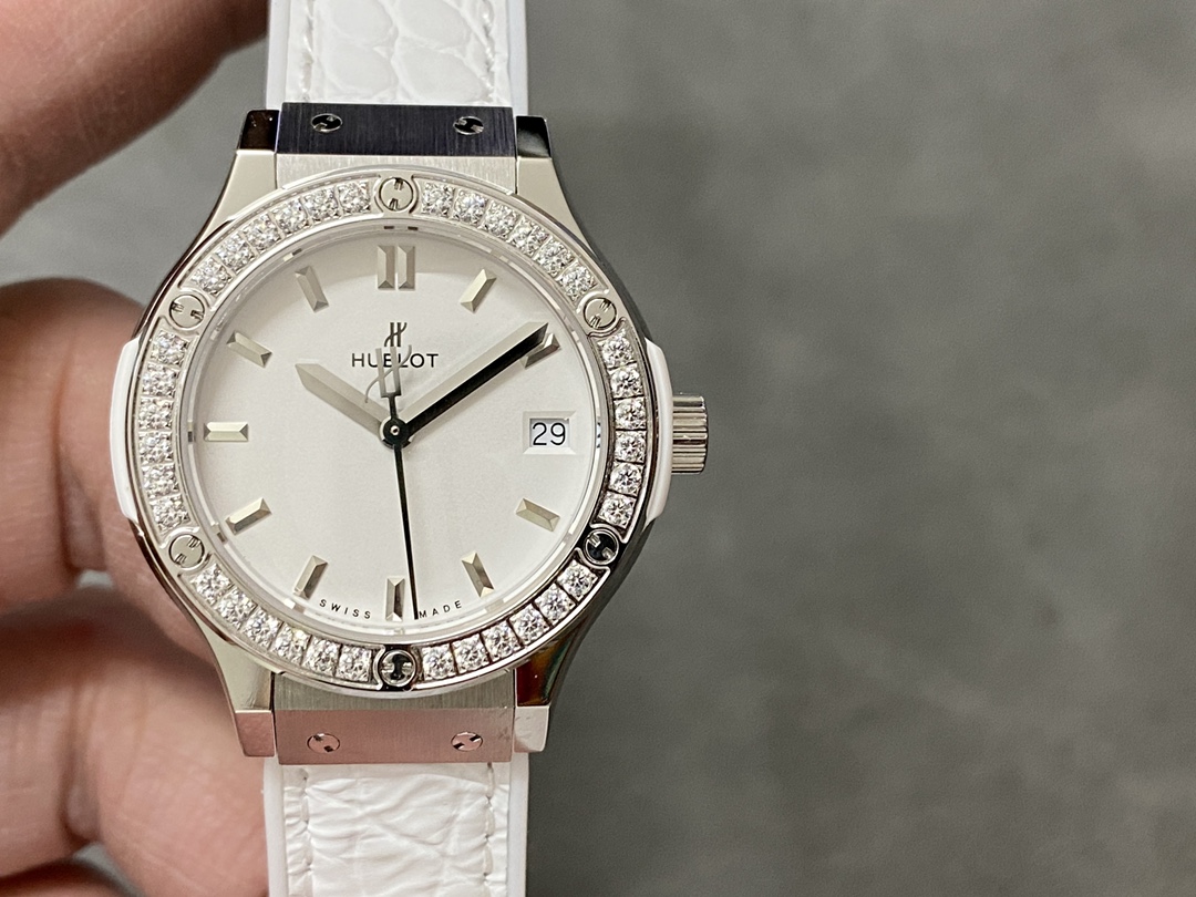 Hublot Classic Fusion Ladies Replica 33MM Premium Diamond Bezel White Leather Strap Edition RG-HUBLOT-FUSION-LADIES-33
