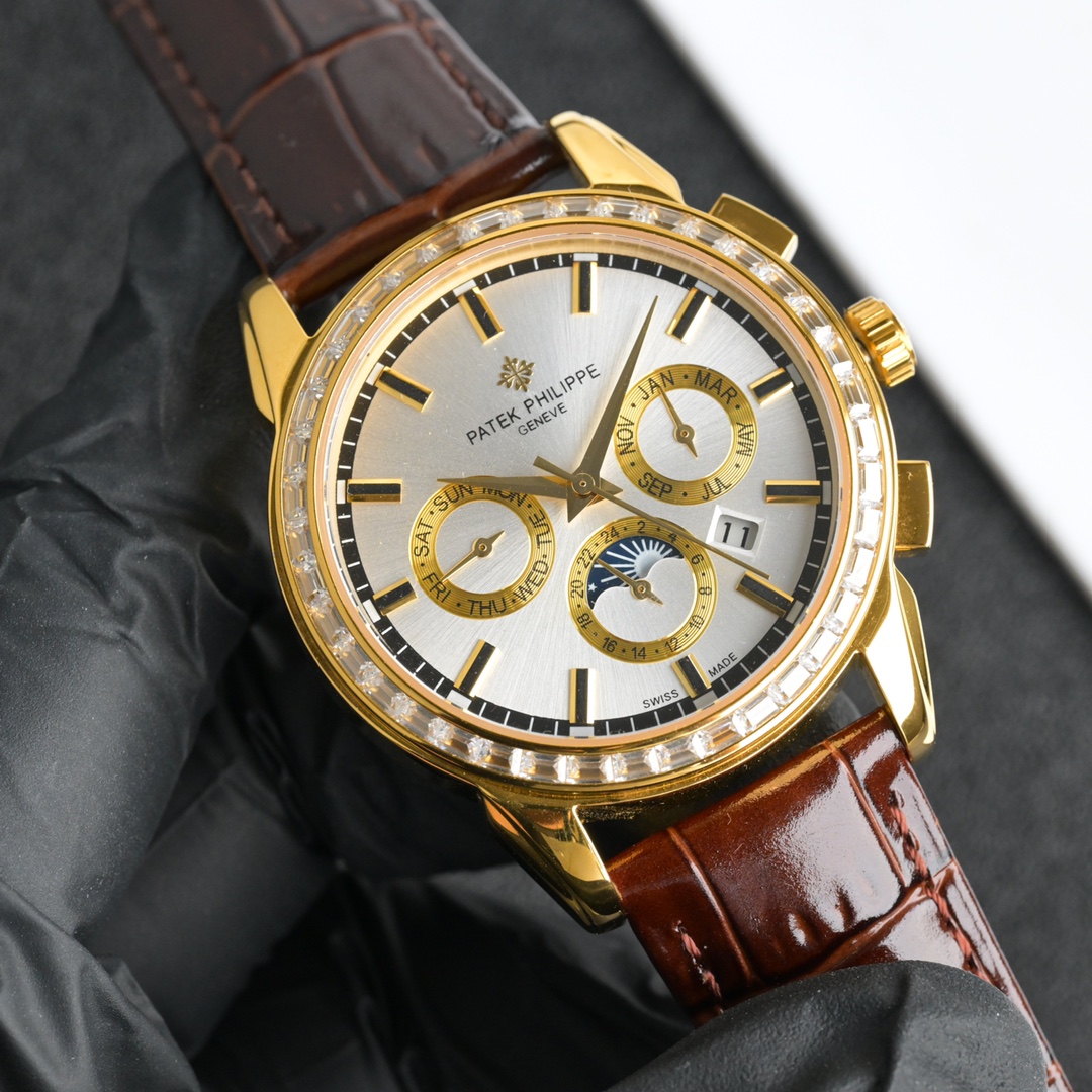 百达翡丽Patek Philippe惊艳登场，41毫米的表径适配大众男性手寸，非常商务可亦休闲。视觉冲击力强，令人过目不忘，实物质感更加优美。
1⃣️搭配进口9100多功能机芯【非市场普通国产机芯】（零返修）功能（24小时,星期/星辰/月份）此腕表拥有38-48小时动力储备.
2⃣️进口316L精钢，采用18k品质炉内真空电镀！
3⃣️搭配独家定制方形鳞纹牛皮表带
4⃣️耐磨防刮蓝宝石玻璃镜面！
5⃣️30米生活防水等级.
百达翡丽（Patek Philippe） 简约而不简单！实物拍摄品质如一