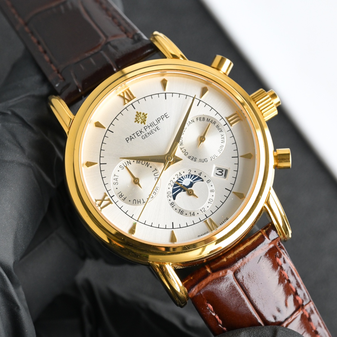 百达翡丽Patek Philippe惊艳登场，41毫米的表径适配大众男性手寸，非常商务可亦休闲。视觉冲击力强，令人过目不忘，实物质感更加优美。
1⃣️搭配进口9100多功能机芯【非市场普通国产机芯】（零返修）功能（24小时,星期/星辰/月份）此腕表拥有38-48小时动力储备.
2⃣️进口316L精钢，采用18k品质炉内真空电镀！
3⃣️搭配独家定制方形鳞纹牛皮表带
4⃣️耐磨防刮蓝宝石玻璃镜面！
5⃣️30米生活防水等级.
百达翡丽（Patek Philippe） 简约而不简单！实物拍摄品质如一
