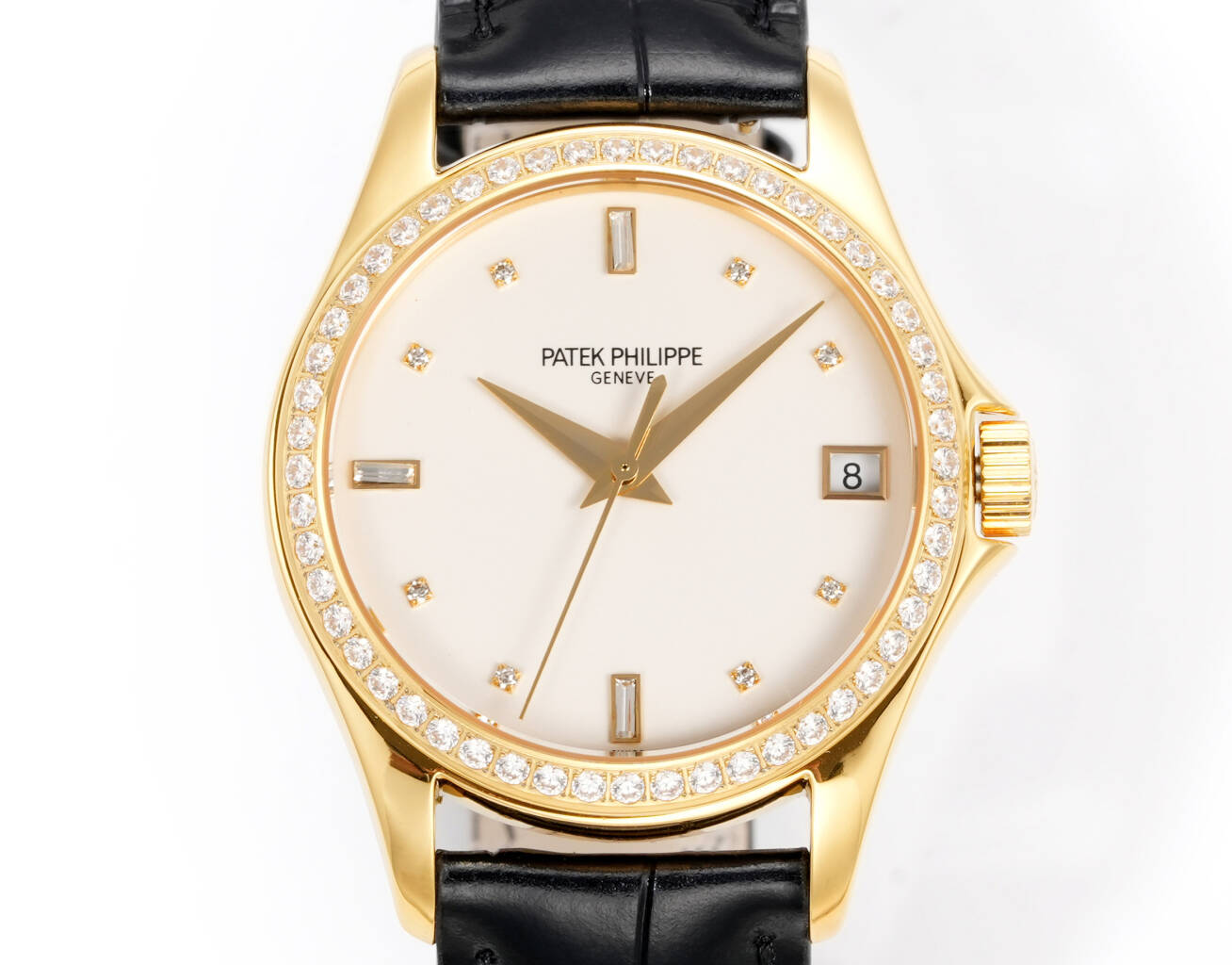 GR心诚所致，震撼推出精细美学代表之作——Patek Philippe古典系列——5127
【精彩细节】腕表尺寸37mmX9.5mm  薄而有质
1.表壳慢工出细活，极致打磨，独家还原出正品的完美比例和特有质感。
2.刻度，指针采用最新的贵金属电镀技术加持，效果更佳出彩！
3.“锅盖型”微凸表镜，版型与正品一致，效果通透，辨时清晰。采用定制版Cal.324——更薄，更稳，更像。
【表带】经典意大利小牛皮表带，纹路清晰，质感上乘。针式表扣打磨齐整光亮，通用原装无压力。
高贵如斯，经典永恒，一旦拥有，别无所求。