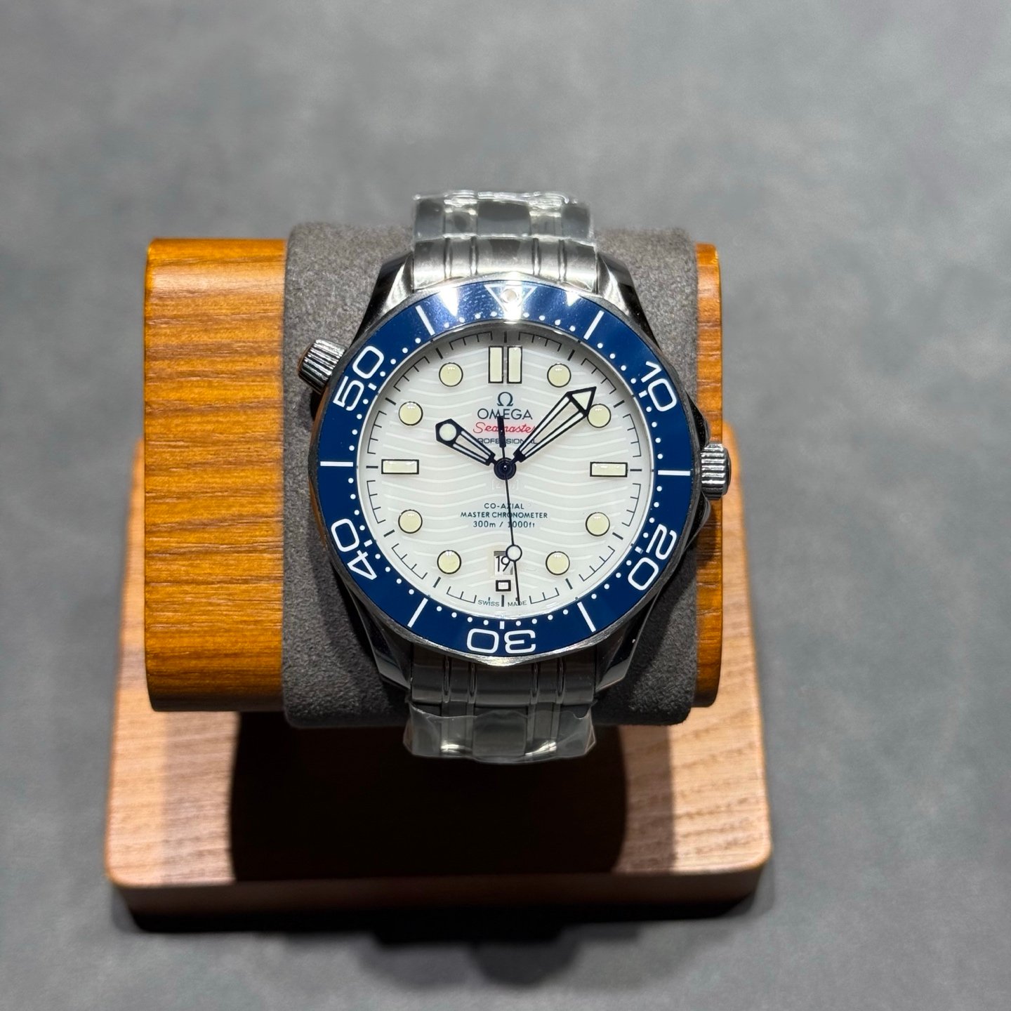 Omega Seamaster Diver 300M Master Co-Axial 8800 Tokyo 2020 Olympics White Ceramic Dial Stainless Steel Bracelet 42mm