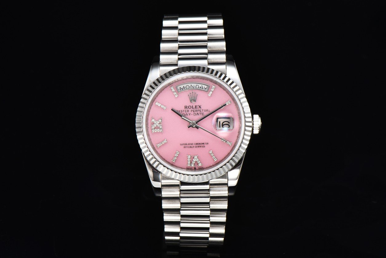 CS · Factory Rolex Weekly Calendar Model m128239-0021
two ⃣ Consistent with the original, with a thickness of 12.mm and a surface diameter of 36mm;
three ⃣ Protein powder stone material, inlaid with diamond Roman letters, three-dimensional window consistent with Rolex original factory;
four ⃣ Super 904 steel material; Sapphire glass;
five ⃣ Top of the line craftsmanship, each strap perfectly matches the lugs, providing the highest comfort for the wrist; important ‼️ Note (Different literal patterns naturally formed)