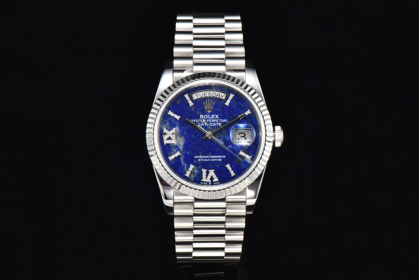 CS · Factory Lapis Stone Weekly Calendar Type
two ⃣ Consistent with the original, with a thickness of 12mm and a surface diameter of 36mm;
three ⃣ The natural turquoise material is inscribed with diamonds and Roman letters, and the three-dimensional window is consistent with the original Rolex factory;
four ⃣ Super 904 steel material; Sapphire glass;
five ⃣ Top of the line craftsmanship, each strap perfectly matches the lugs, providing the highest comfort for the wrist; important ‼️ Note (Different literal patterns naturally formed)