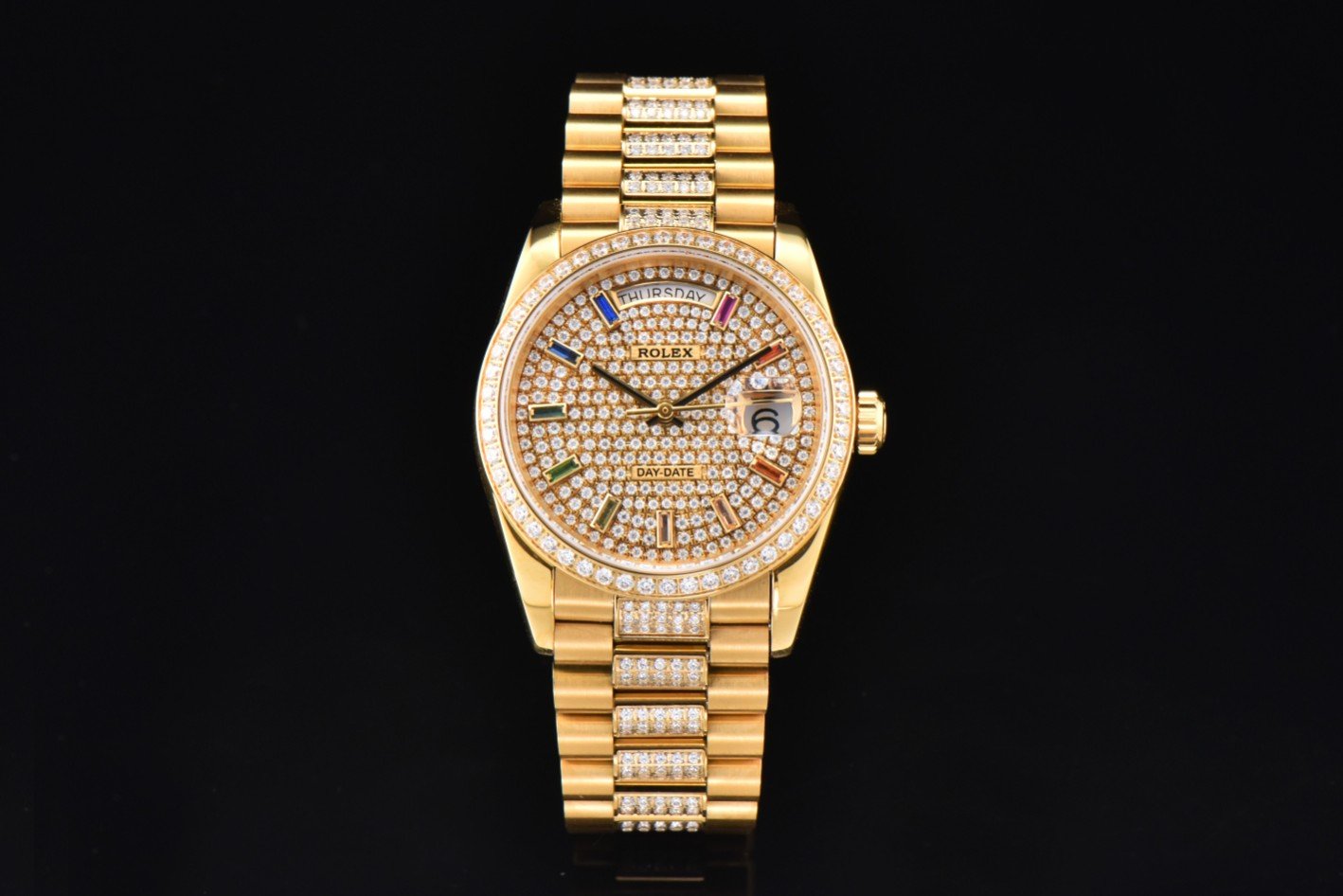 CS Journal Weekly Calendar Type 36 ❤️  Rolex 128238 rainbow watch with a diameter of 36mm, suitable for both men and women, featuring rainbow gradient sapphires and starry skies. The Rolex Weekly Diary 36MM series embodies many classic elements of Rolex, such as dog tooth rings, presidential chains, bubble mirrors, rainbow gradient sapphires, and large gold watches. Since its inception, this series of watches has always been Rolex's most iconic and recognizable model, showcasing the brand image, family facade, personality, taste, charm, and strength!
Equipped with 2836 movement, it has strong stability!
Diameter: 36MM; suitable for people with small wrists to wear!
[Surface] 10 square cut rainbow gradient sapphires and starry crystal diamonds.
【 Material 】 Made of 316 steel!
[Mirror] Sapphire glass!
[Strap] Head shaped three grid arch chain links, the head piece is assembled with five pieces, and the details of the buckle engraving are more precise, making the overall more delicate and comfortable!
