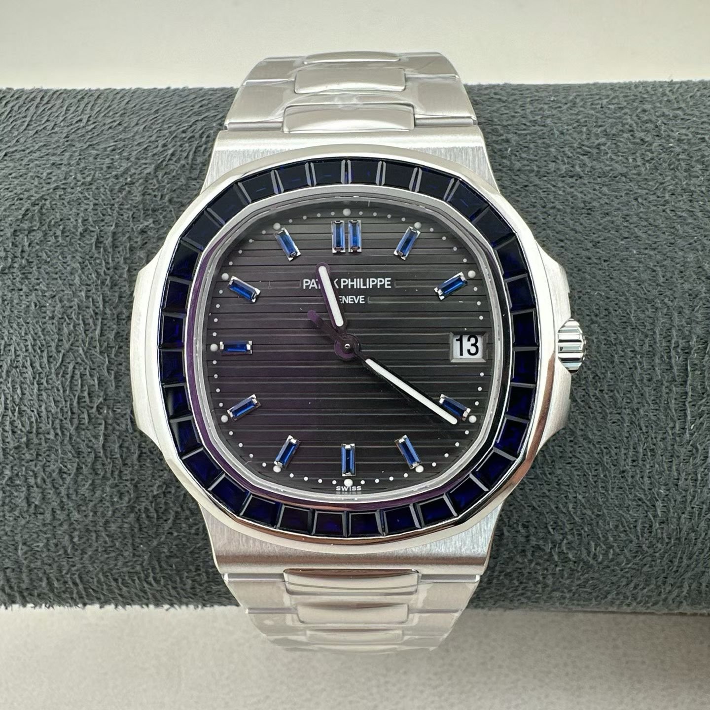 Patek Philippe Nautilus Ref.5711/11P, 40mm case, bezel set with long stepped sapphire, gray black horizontal stripe dial, hour markers set with rectangular sapphire, 3-point date window, integrated strap. Equipped with the Cal.330 S C automatic winding movement, 213 parts, 29 gems, 45 hour power reserve, astronomical level tuning, and 120 meter waterproof. The texture is warm and heavy, and the production of the complete set of sapphire inlaid versions is extremely low, making it a rare collectible style in the Nautilus series.
