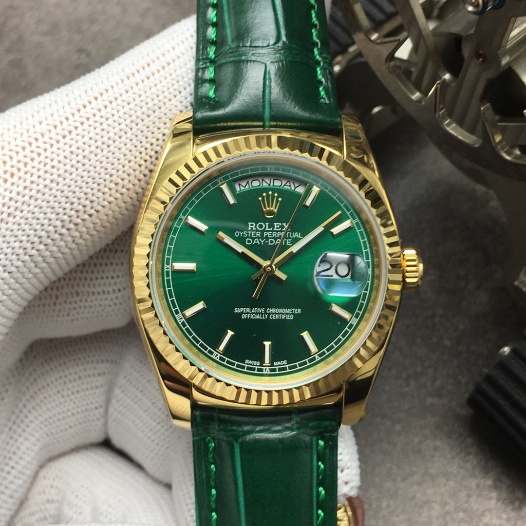 Produced by N9 Factory, the original replica of the Rolex day day calendar series features a new diameter of 36mm and an ETA2836 fully automatic movement with mechanical configuration. The watch strap is made of pure imitation crocodile leather material, with the original clasp and dial made of imported diamonds, faithfully reproducing the original design! Each watch comes with a counter factory label! N9 is a unique and sincere work!