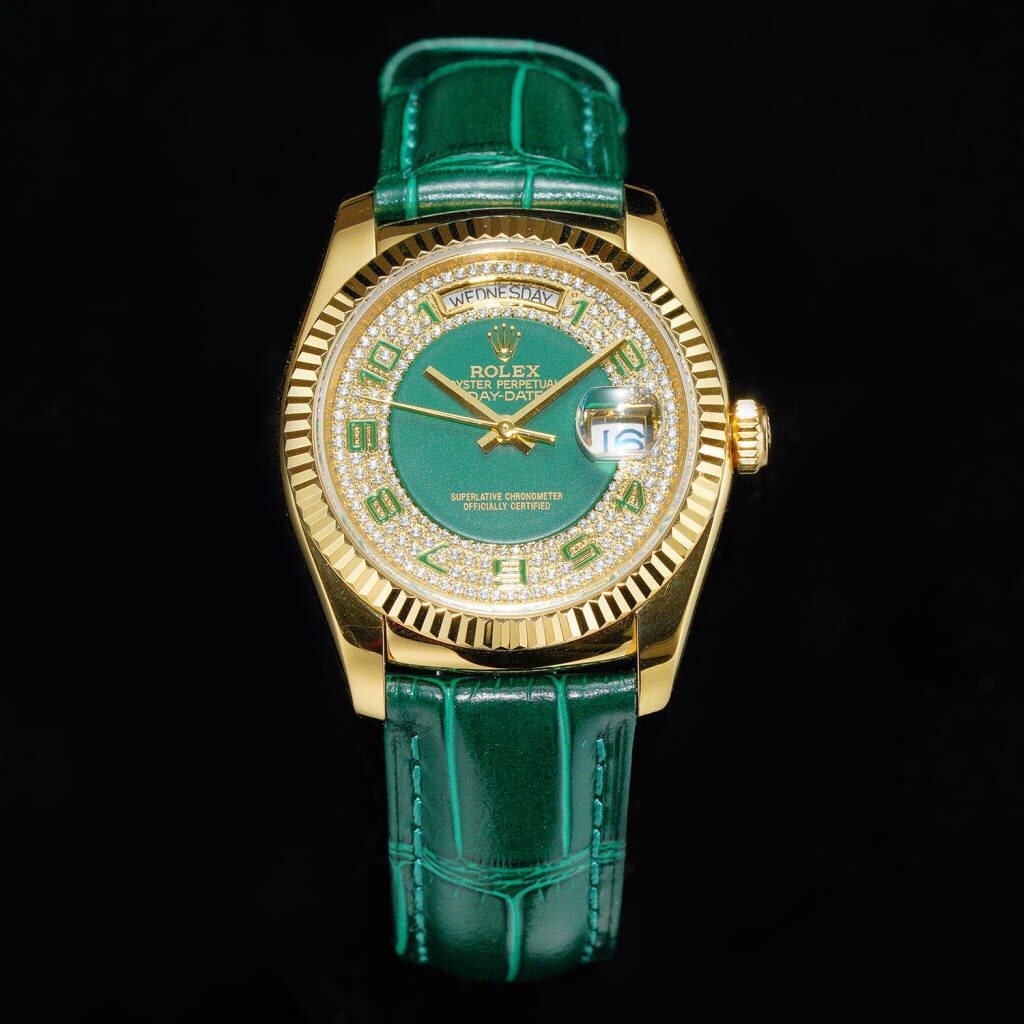 Sparkling labor has arrived! [Color] (Hard work requires gold and diamonds) Rolex ROLEX Day Calendar 36mm Series 118138 Belt Green Enamel Starry Sky Limited Delivery! Rolex Starry Sky is like a sparkling star in a luxury watch, with unparalleled charm and temperament. Its technology is delicate and clever, and its color and material are perfectly formed crystals, emitting an elegant and refined temperament! The eta2836 fully automatic mechanical movement is still used this time to match the official thickness, with a dial size of 36mm, which is a neutral size. The dial is made of imported green enamel technology inlaid with diamonds, and each diamond neatly surrounds the dial. All eyes seem to be focused on this circle of diamonds! Pay attention to every detail as one! Configure original watch buckle! The anti-counterfeiting label on the glass is still centered and verifiable, and the internal image code is consistent with the official number 832118! The finale, shining debut!