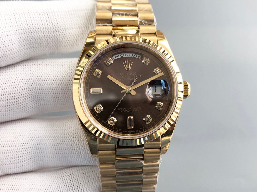 [New] Rolex Weekly Diary Type 36 Ultimate Edition Original 3255 Automatic Mechanical Movement 128238 Series Watch, 36mm diameter, developed over a year and a half, original 1:1 mold. The following key points have been upgraded: 1. The diameter of the case is consistent with the latest version of the 3255 series in 2019, which is 36 millimeters. 2. The strap head is consistent with the original, assembled into 5 pieces, and very difficult. The strap and case are seamlessly connected in a staggered pattern. 3. Modify the lower part of the crown to two circular dots consistent with the original version. 4. The buckle is consistent with the original version, with added springs and font size and craftsmanship consistent with the original. 5. The side of the watch case is consistent with the original version, with the addition of a QR code for anti-counterfeiting, and the bottom cover has an inspection QR code. 6. The case body at the connection between the watch case and strap is engraved with the same model number 128238 as the original version. 7. The inner circle of the watch is engraved with product flow numbers that are consistent with the warranty card, and it ensures that one watch, one card, and one code are identical to the genuine product. 8. It comes with a complete set of original package configurations, including (warranty card, manual, model bar code are consistent with the genuine product) a full set of packaging that is consistent with the genuine product (genuine original one-to-one calendar model on the market)