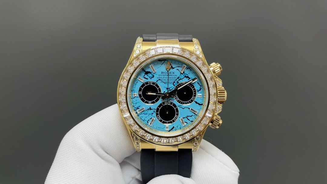 FH produced "153-155g" weighted version - Daytona
Weighted Daytona, cost-effective Weighted Daytona
1: Adopting 904L precision steel shell internal counterweight, rejecting bottom cover thickening and weighting, and non full tungsten steel material case! Promise not to peel or fade, can be repeated with gold! The only one in the market! Extremely close to the original. The original gold size of the dial is 40MM and the thickness is 12.1MM! The bottom of the case is stamped with four precious metal marks of the original dial!
2: Regardless of cost, it comes with substitute dials, hands, and high transparency sapphire glass mirrors! The ceramic ring mouth scale is coated with platinum filling material, which does not turn black or blur! The dial and hands are filled with Swiss imported luminous powder, paired with ice blue luminous color for long-lasting brightness! Paired with a memory steel rubber strap and 904L stainless steel to create an integrated clasp, with synchronized original push-pull pulley technology inside!
3: The high-end version has two options:
one ️⃣ The old Daytona is equipped with a 4130 integrated movement.
two ️⃣ The new Daytona is equipped with a 4131 integrated movement. Movement power reserve of 72 hours+
FH factory focuses on high quality - reasonable price - to meet your pursuit of perfection! Welcome to taste
